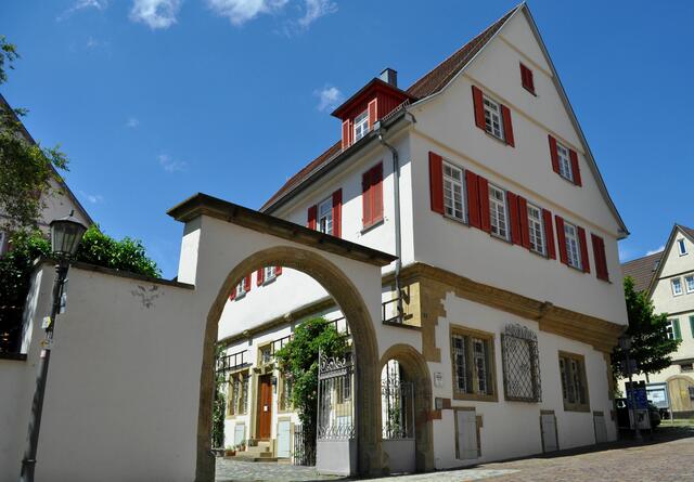 Vogthaus, Pfarrhof (Evangelisches Pfarrhaus). Große Hofanlage des wohlhabenden Vogtes Balthas Renner (1556–1633). Das Anwesen wurde um 1625 erbaut und war seit 1686 Pfarrhaus („Spezialat“).  | Foto: Daniela Somers