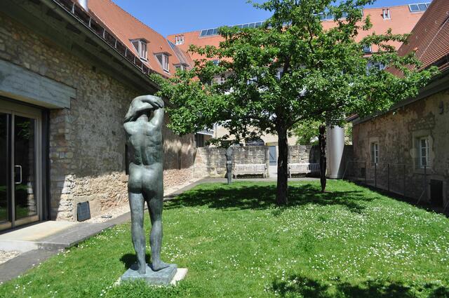 Im Innenhof des Schlosses. Bronzeskulptur von Gerhard Marcks (1889-1981). Stehender Jüngling, Arme über dem Kopf verschränkt.  | Foto: Daniela Somers