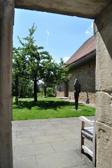 Blick in den Innenhof des Schlosses. Hier gibts einige Sklupturen zu sehen. Rechts der Torso von Maria Lehnen | Foto: Daniela Somers
