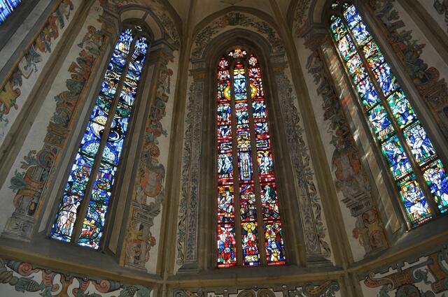 Bemalungen und Kirchenfenster im Chor | Foto: Daniela Somers