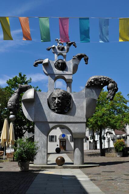 Nochmal in Hochformat. So kommen die Kugeln und der Hauseingang im Hintergrund besser zur Geltung. | Foto: Daniela Somers