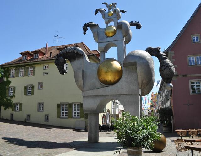 Der "Turm der Grauen Pferde". Dahinter sieht man das Beginenhaus. Es hat einen spätmittelalterlicher Kern. Das Gebäude war mit der Stadtmauer integriert. Bis 1543 wurde es von Beginen genutzt, später war es das Wohnhaus des Stadtschreibers. | Foto: Daniela Somers