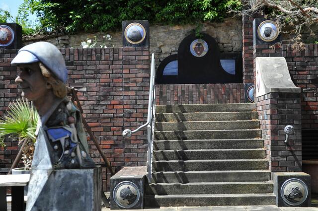 Überall im Garten gibt es weitere Kunstwerke zu entdecken. | Foto: Daniela Somers