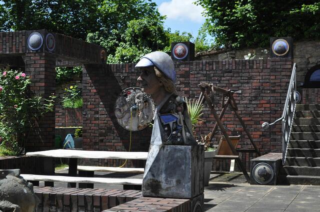 Der Garten war geschlossen. Aber man konnte gut durch den Gitterzaun schauen und hat so fast alles gesehen. Wäre das Restaurant geöffnet gewesen, hätte man sich das alles bestimmt aus der Nähe anschauen können. (Das Restaurant öffnete erst um 17 Uhr) | Foto: Daniela Somers