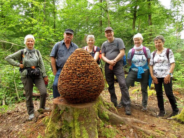 Am Rinden-Ei war dann mehr Platz | Foto: WandernGabyErich