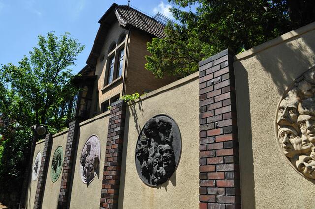 Und gleich hinter der Mauer steht eine historische Villa. Alt und Neu macht sich gut zusammen. | Foto: Daniela Somers