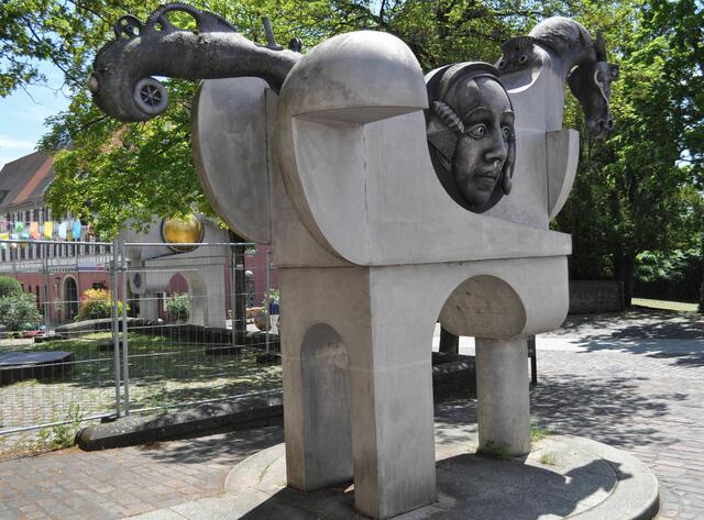 Auch diese Skulptur an der Seite des Hillerplatzes gehört wohl noch zum "Turm der grauen Pferde". | Foto: Daniela Somers
