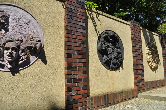 Entlang der Mauer sieht man noch viel mehr Köpfe | Foto: Daniela Somers