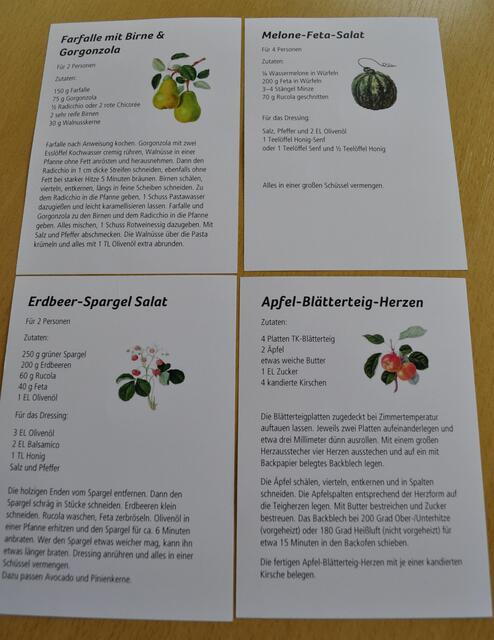 Rezeptkarten die man sich mitnehmen konnte. Passend zu den ausgestellten Werken. | Foto: Daniela Somers