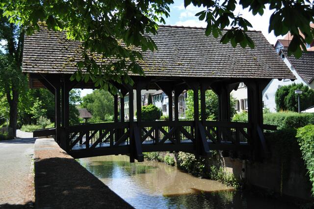 Man kann entlang der Metter laufen und findet immer wieder so schöne kleine Brückchen. | Foto: Daniela Somers