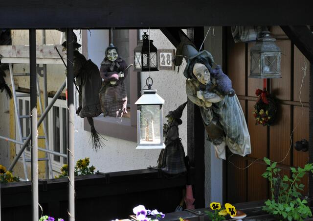 Im Hexengässle gibts überall Hexen zu sehen. | Foto: Daniela Somers