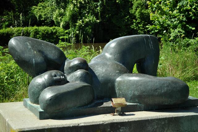 Bronzeskulptur "Liegende" von Leonard Oesterle. Überall im Park sind noch weitere Skulpturen zu entdecken. | Foto: Daniela Somers