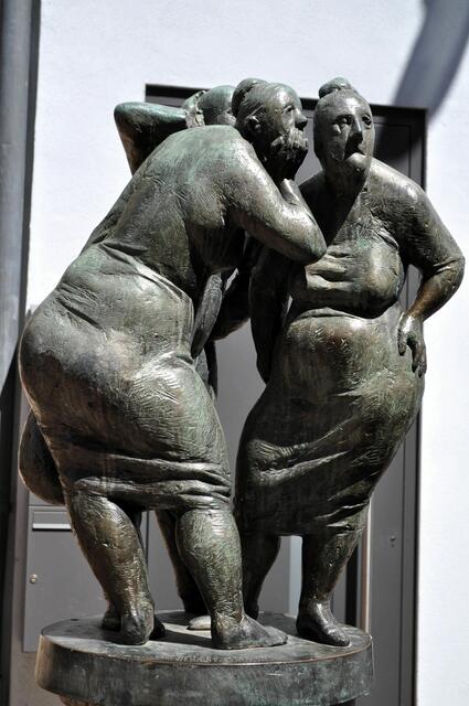 Die Skulptur Schwätzer von Karl-Henning Seemann ist am unteren Tor zu finden. | Foto: Daniela Somers