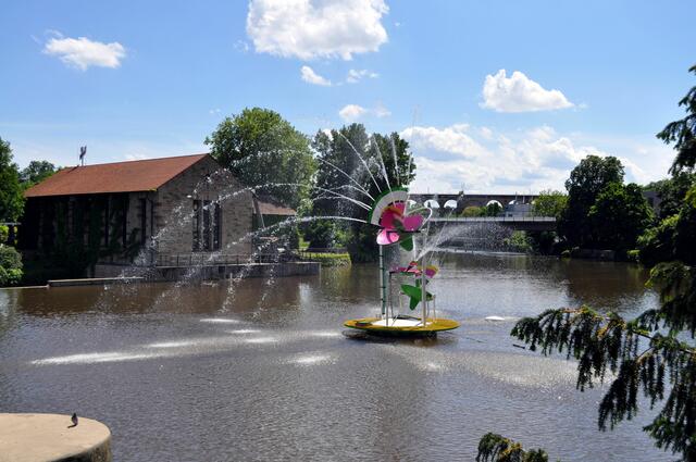 Die Enzblume, dahinter das Viadukt und links das Enzwerk. | Foto: Daniela Somers