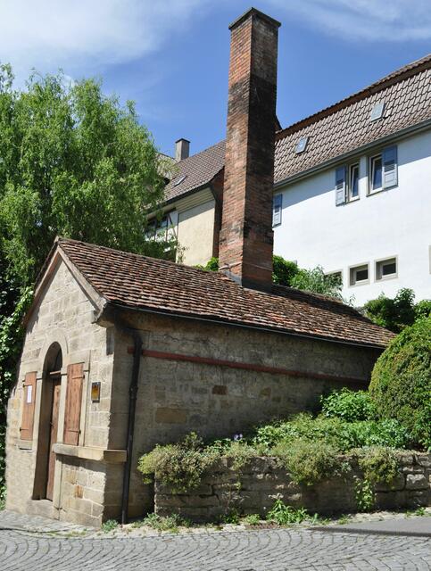 Backhaus von 1830 an der oberen Stadtmauer. Auch heutzutage backen die Landfrauen dort noch. Früher wurde mit Rebschnittholz geheizt. | Foto: Daniela Somers
