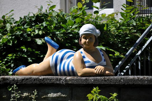 Direkt an der Metter. Die Figur gehört zu einem Cafe, dessen Terrasse direkt vor der Metter liegt. | Foto: Daniela Somers