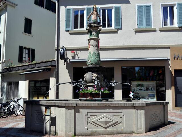 Der Brunnen mit vier Wasserspeier und obenauf thront die Melusine. Eine Sagengestalt.  | Foto: Daniela Somers