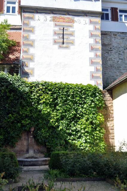 Romantisch mit Brunnen und kleinem Gärtchen. | Foto: Daniela Somers