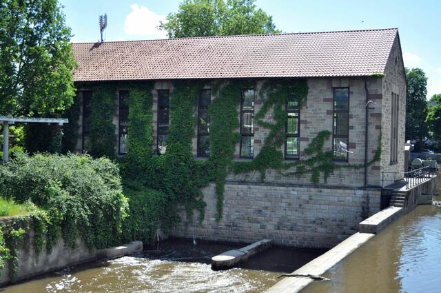 Gebäude des Enzkraftwerks. Im Schatten des Gebäudes fischt ein Reiher. | Foto: Daniela Somers