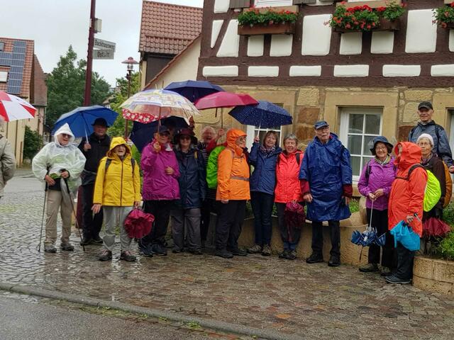 Letztes Gruppenfoto bevor der Bus kommt. | Foto: bekannt
