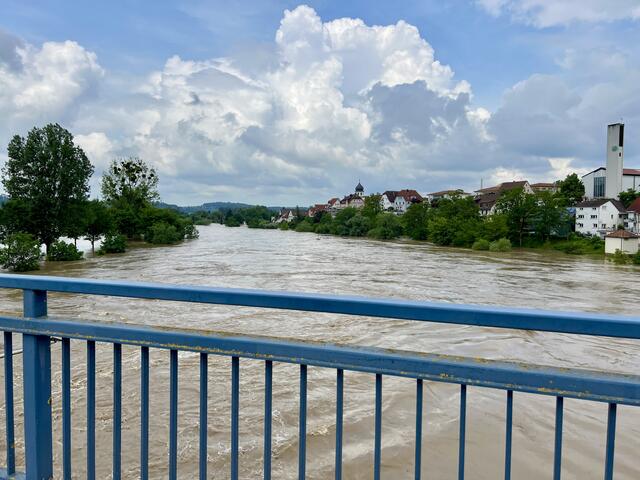 ...ein reißender Fluss... Eisenbahnbrücke BFH-Jagstfeld; hier fahren sonst die Neckarschiffe; vom Radweg (rechts) ist nichts mehr zu sehen. | Foto: Moni Bordt