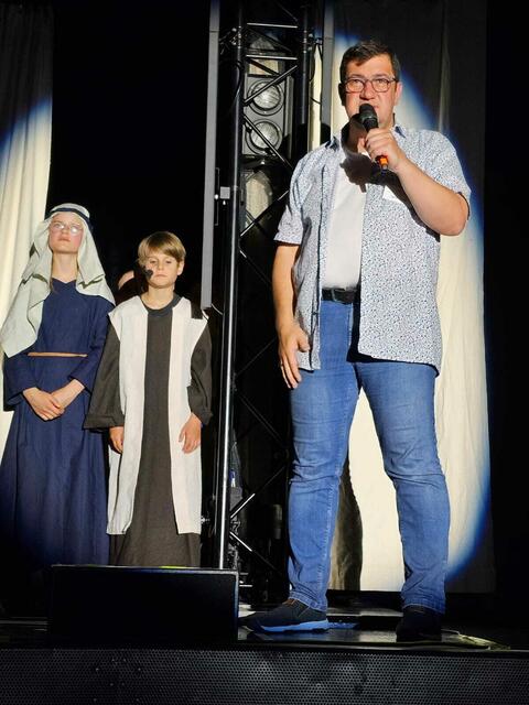 Dankbar für die Möglichkeit, das tolle WDL-Kindermusical im Bürgerzentrum Brackenheim aufzuführen ist stellvertretend für viele Mitarbeiter Api-Gemeinschaftspastor Jochen Baral als Verantwortlicher für den Tag. | Foto: Helga El-Kothany