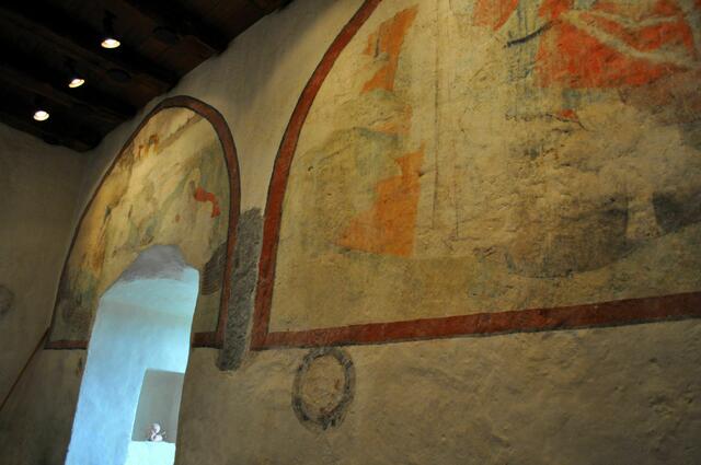 In der Burgkapelle. Sie ist dem Heiligen Nikolaus gewidmet. Freskenmalereien aus dem 15. Jahrhundert schmücken die Wände. | Foto: Daniela Somers