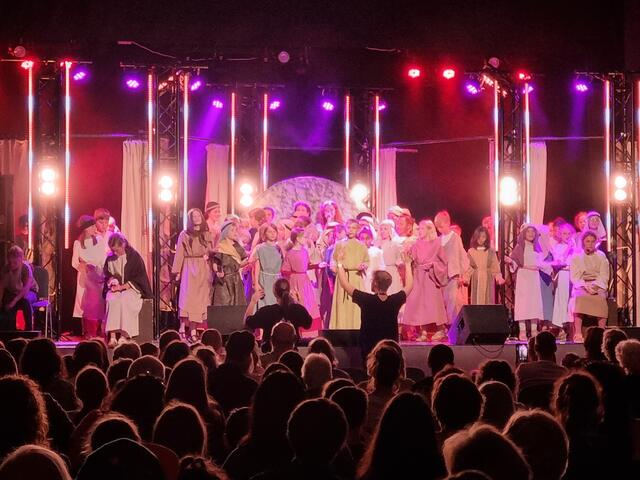 Ca. 60 Kinder vom WDL-Kindermusical "Martha und Maria" sind voller Begeisterung bei der Aufführung im Bürgerzentrum Brackenheim dabei. | Foto: Jochen Baral