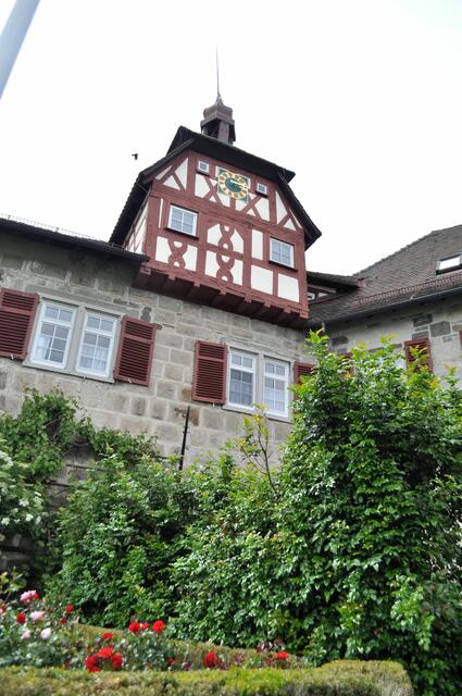 Dieser Gebäudeteil wird auch das Schloss genannt. Zwischen 1556 bis 1562 wurde die Burg durch diesen Gebäudeteil erweitert. An manchen Stellen wurde der Anbau aus dem gewachsenen Fels gehauen. Davor ist ein kleiner Rosengarten. | Foto: Daniela Somers