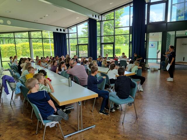 Fast 60 Kinder und etliche Mitarbeiter der Kindermusical-Freizeit 2024 sind gespannt auf ihren Auftritt vom WDL-Kindermusical im Bürgerzentrum Brackenheim. | Foto: Jochen Baral