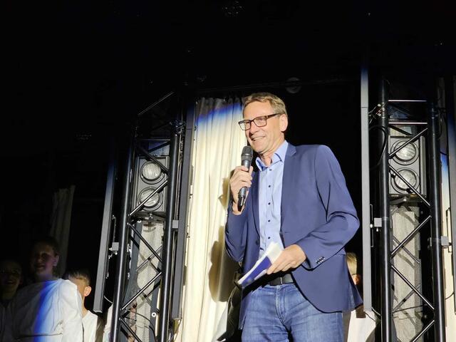 Bürgermeister Thomas Csaszar als Schirmherr ist beeindruckt von der fantastischen Leistung der jungen Darsteller des WDL-Kindermusicals im Bürgerzentrum Brackenheim.  | Foto: Helga El-Kothany