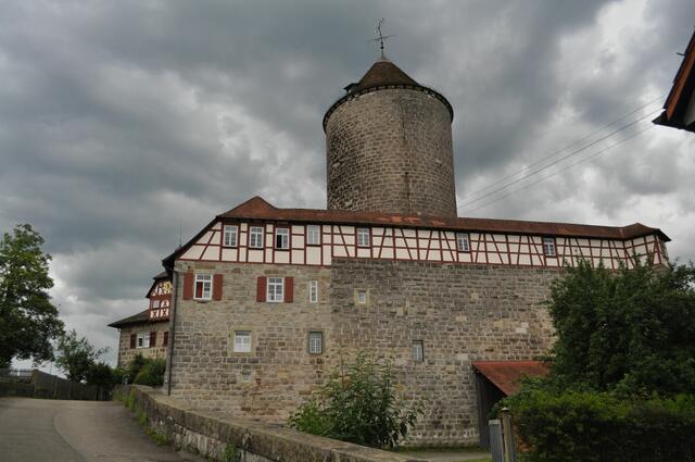 Gut zu sehen ist der Fachwerkwehrgang der Burg. In früheren Zeiten gab es einen Burggraben um die ganze Burg herum und der Wehrgang war nicht überdacht. | Foto: Daniela Somers