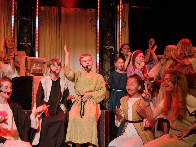 Die Kinder vom WDL-Kindermusical "Martha und Maria" spielen voller Begeisterung: Am Ende siegt der Glaube - Jesus hat Lazarus von den Toten auferweckt. | Foto: Helga El-Kothany