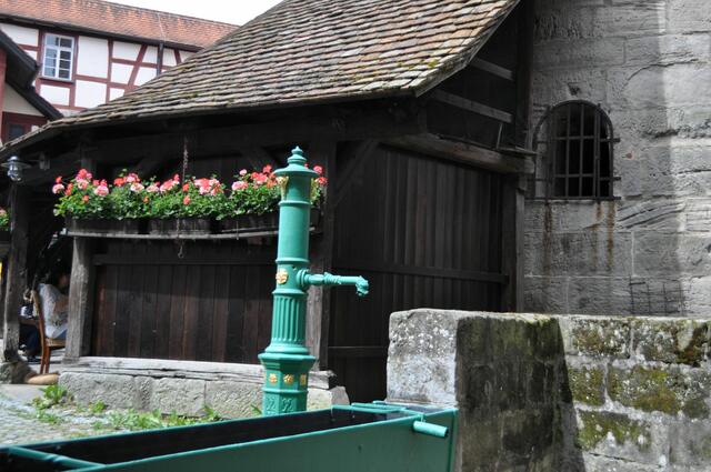 Im Innenhof der Burg. Das Wasser wurde früher über Holzleitungen hierher gepumpt. | Foto: Daniela Somers