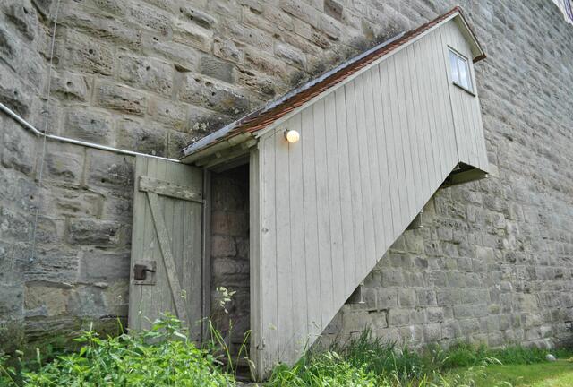 Bei der Umrundung der Burg. Hier gabs wohl schon früher einen Zugang. | Foto: Daniela Somers