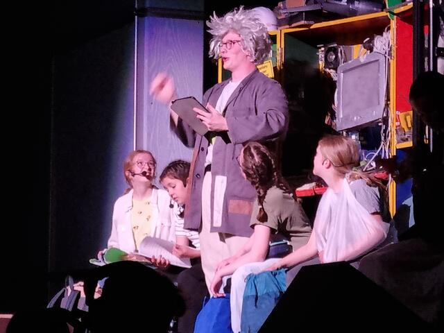 Per Tablet aus der Schulklasse ins biblische Bethanien zu Lazarus und seinen Schwestern - ein spannnendes Kindermusical im Bürgerzentrum Brackenheim. | Foto: Jochen Baral