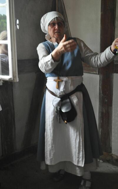 Unsere kompetente, historisch gewandete Burgführerin. | Foto: Daniela Somers