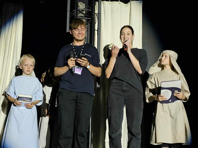 Auf der Bühne ein farbenfrohes, quietschlebendiges Spektakel: rund 60 begeisterte, talentierte Kinder zwischen acht und dreizehn Jahren auf der Bühne. Dazu vor Energie sprühende, höchst motivierte Coaches wie die FSJler Lena Reh und Florian Oehl (siehe Bild). | Foto: Helga El-Kothany