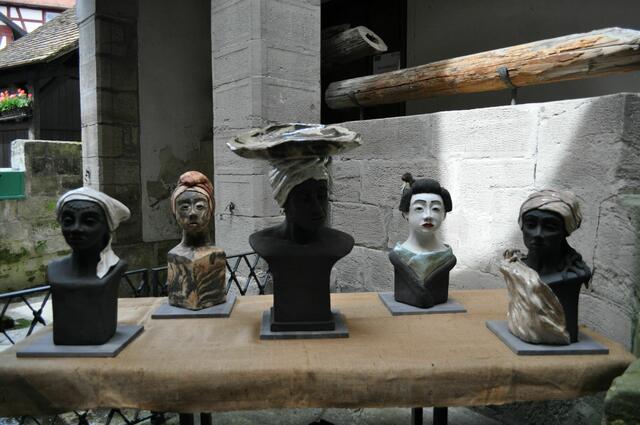 Auch eine kleine Ausstellung ist im Innenhof zu sehen. Rechts oben sieht man noch originale Holzleitungen aus Baumstämmen. Ab dem 18. Jahrhundert wurde über Deichelröhren ( längs durchbohrte Tannenstämme) der Brunnen mit Zisternenwasser gefüllt. | Foto: Daniela Somers