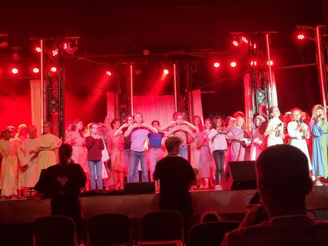 Ca. 60 Kinder vom WDL-Kindermusical "Martha und Maria" sind voller Begeisterung bei der Aufführung im Bürgerzentrum Brackenheim dabei. | Foto: Jochen Baral