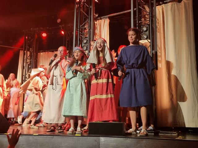 Ca. 60 Kinder vom WDL-Kindermusical "Martha und Maria" sind voller Begeisterung bei der Aufführung im Bürgerzentrum Brackenheim dabei. | Foto: Jochen Baral