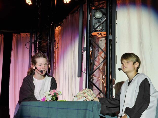 Souverän agieren die verträumte Maria mit einem besonderen Draht zu Gott (Bild links: Elisa Baumgärtner), die tatkräftige Bäckerin und Köchin Martha (Salome Schmidt), der herzerfrischend verschmitzte Lazarus (Bild rechts: Konrad Bilger). Sie singen, schauspielern, tanzen, als hätten sie noch nie etwas anderes gemacht.  | Foto: Helga El-Kothany