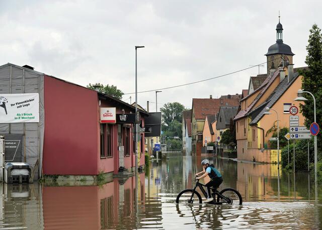 ob das wohl gut geht. E-Bike Fahrer im Wasser 02.06.24 | Foto: Ulrich Seidel