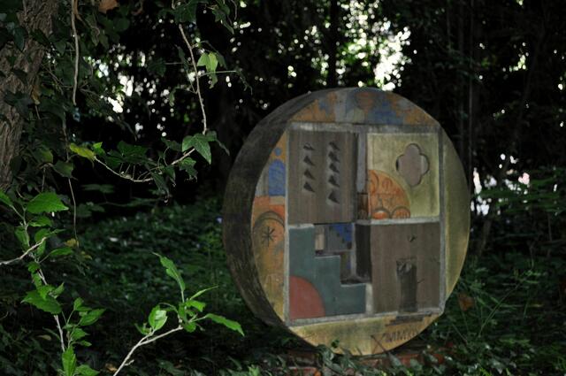 Ein wildromantischer Garten mit viel Kunst. | Foto: Daniela Somers