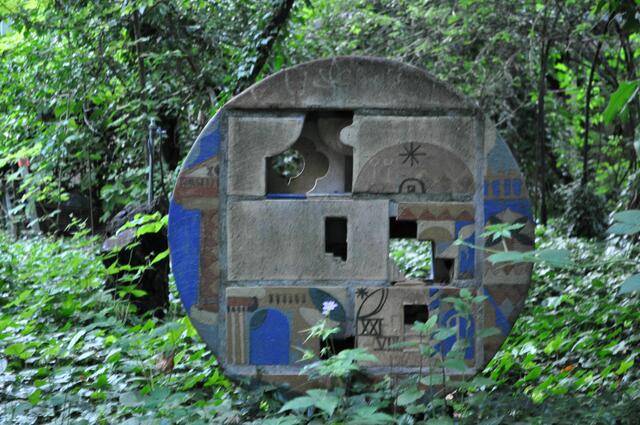 Überall in diesem Garten sind Skulpturen verteilt. | Foto: Daniela Somers
