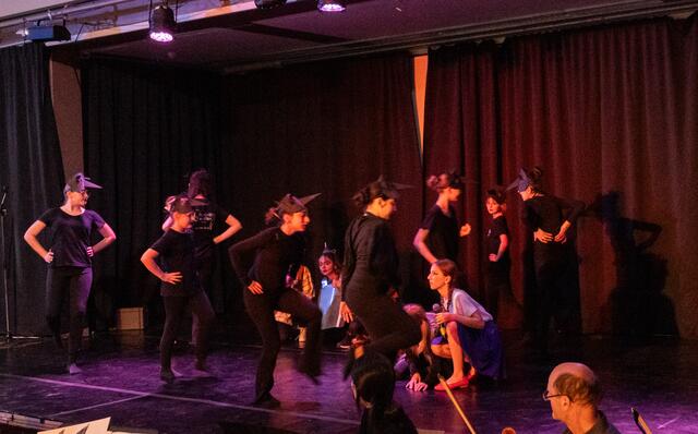 Bedrohliche Krähen kreisen um Dorothy und ihre Freunde. | Foto: Uta Kay