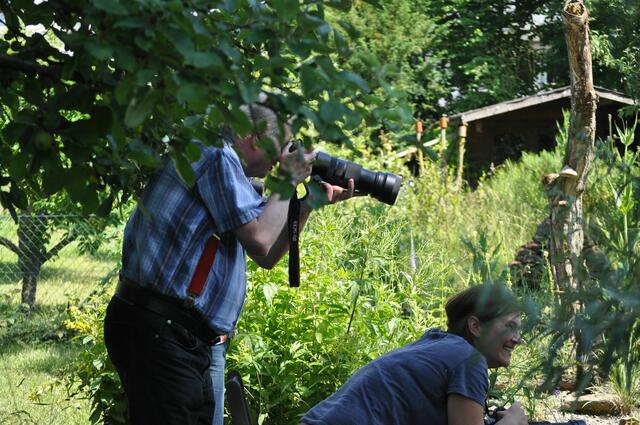 Wolfgang beim Frosch fotografieren. | Foto: Daniela Somers