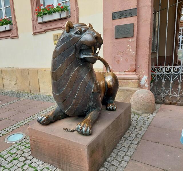 Die beiden Mäuschen zu den Füßen des mächtigen Löwen kennzeichnen die Skulptur als Kreation von Prof Rumpf und seiner Frau . Ist es nur ein Mäuschen , wurde sie allein von Gernot Rumpf geschaffen. | Foto: Foto privat
