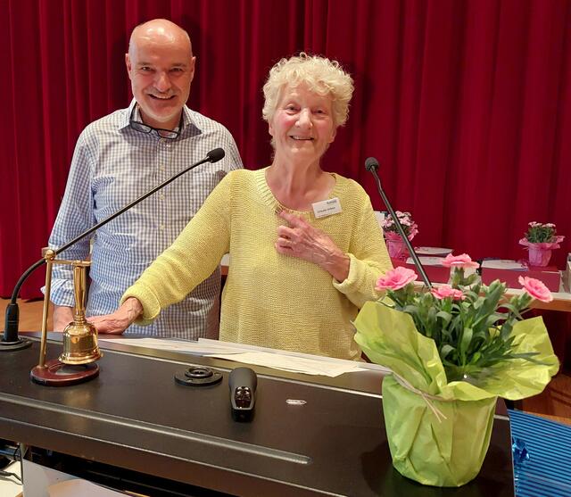 Ursel Urban wie gewohnt am Pult , um mit gnitzem Humor die Kneippianer in Bewegung zu bringen. | Foto: Foto privat