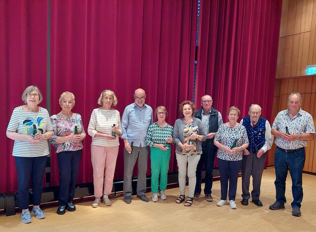 18 x10 Jahre Mitgliedschaft und hoffentlich noch viele Jahre bei guter Gesundheit im Kneipp-Verein. v. links: Elvira Stellmacher, Elsbeth Eberle-Wiesinger,  Helga Gloger (wird von Hanne Fleissner) vertreten, Lars Kochenburger, Monika Albers, Gabriele Naumer, August Muhler, Ursula Widmann ,Günter Hofmann, Ulrich Siegwardt (Annemarie Pötschik, Gisela Schmidt ,Ilse Rüdel, Gertrud Hartwig nicht im Bild). Verhindert waren: Gertraude Hees, Elisabeth Hofmeister, Beate Kochenburger und Renate Schäfer. | Foto: Foto privat